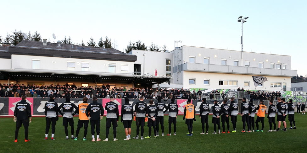 Vorbereichte Rapid Wien - Sturm Graz
Oesterreichische Fussball Bundesliga, 17. Runde, Vorberichte SK Rapid Wien - SK Sturm Graz, Trainingszentrum Messendorf, 08.12.2018. 

Foto zeigt die Mannschaft von Sturm und Fans von Sturm
