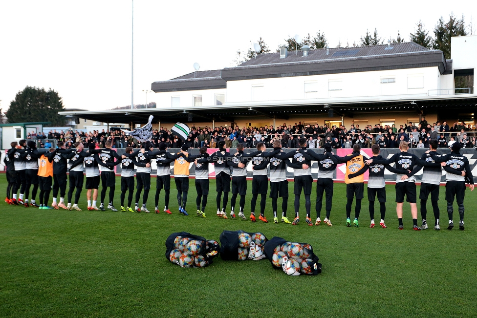 Vorbereichte Rapid Wien - Sturm Graz
Oesterreichische Fussball Bundesliga, 17. Runde, Vorberichte SK Rapid Wien - SK Sturm Graz, Trainingszentrum Messendorf, 08.12.2018. 

Foto zeigt die Mannschaft von Sturm und Fans von Sturm
