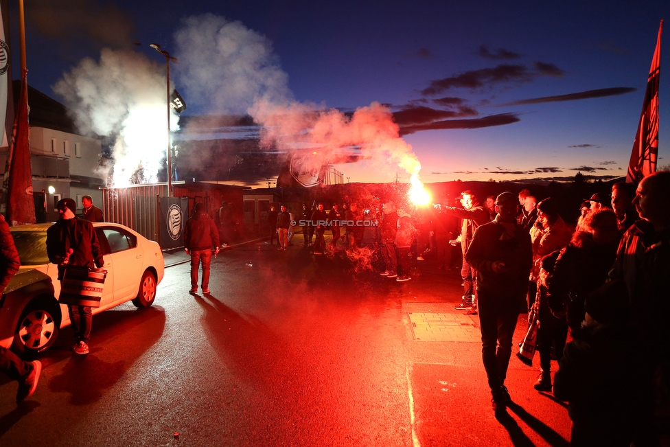 Vorbereichte Rapid Wien - Sturm Graz
Oesterreichische Fussball Bundesliga, 17. Runde, Vorberichte SK Rapid Wien - SK Sturm Graz, Trainingszentrum Messendorf, 08.12.2018. 

Foto zeigt Fans von Sturm bei der Verabschiedung vom Mannschaftsbus von Sturm
Schlüsselwörter: pyrotechnik