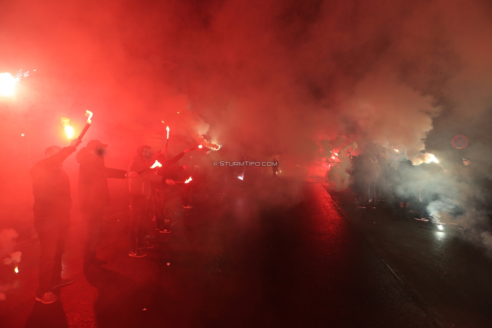 Vorbereichte Rapid Wien - Sturm Graz
Oesterreichische Fussball Bundesliga, 17. Runde, Vorberichte SK Rapid Wien - SK Sturm Graz, Trainingszentrum Messendorf, 08.12.2018. 

Foto zeigt Fans von Sturm bei der Verabschiedung vom Mannschaftsbus von Sturm
Schlüsselwörter: pyrotechnik