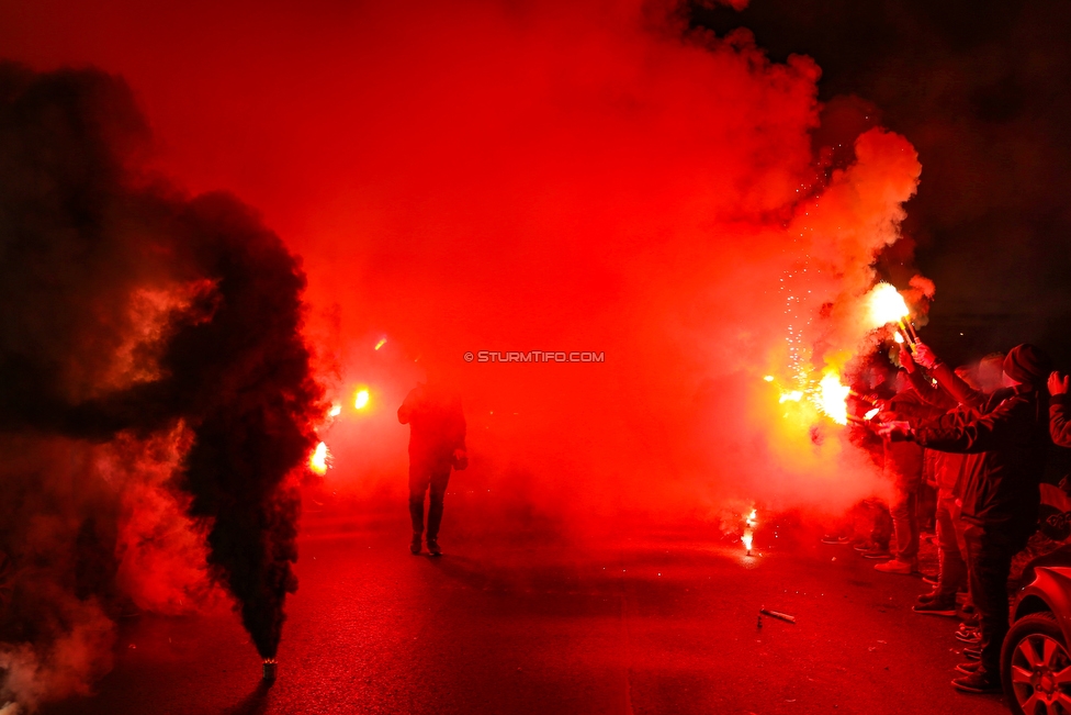 Vorbereichte Rapid Wien - Sturm Graz
Oesterreichische Fussball Bundesliga, 17. Runde, Vorberichte SK Rapid Wien - SK Sturm Graz, Trainingszentrum Messendorf, 08.12.2018. 

Foto zeigt Fans von Sturm bei der Verabschiedung vom Mannschaftsbus von Sturm
Schlüsselwörter: pyrotechnik