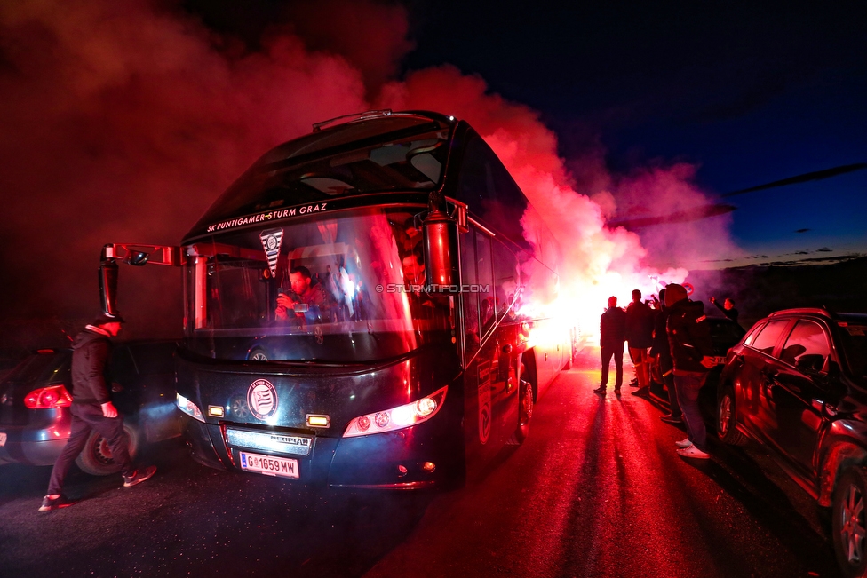 Vorbereichte Rapid Wien - Sturm Graz
Oesterreichische Fussball Bundesliga, 17. Runde, Vorberichte SK Rapid Wien - SK Sturm Graz, Trainingszentrum Messendorf, 08.12.2018. 

Foto zeigt Fans von Sturm bei der Verabschiedung vom Mannschaftsbus von Sturm
Schlüsselwörter: pyrotechnik