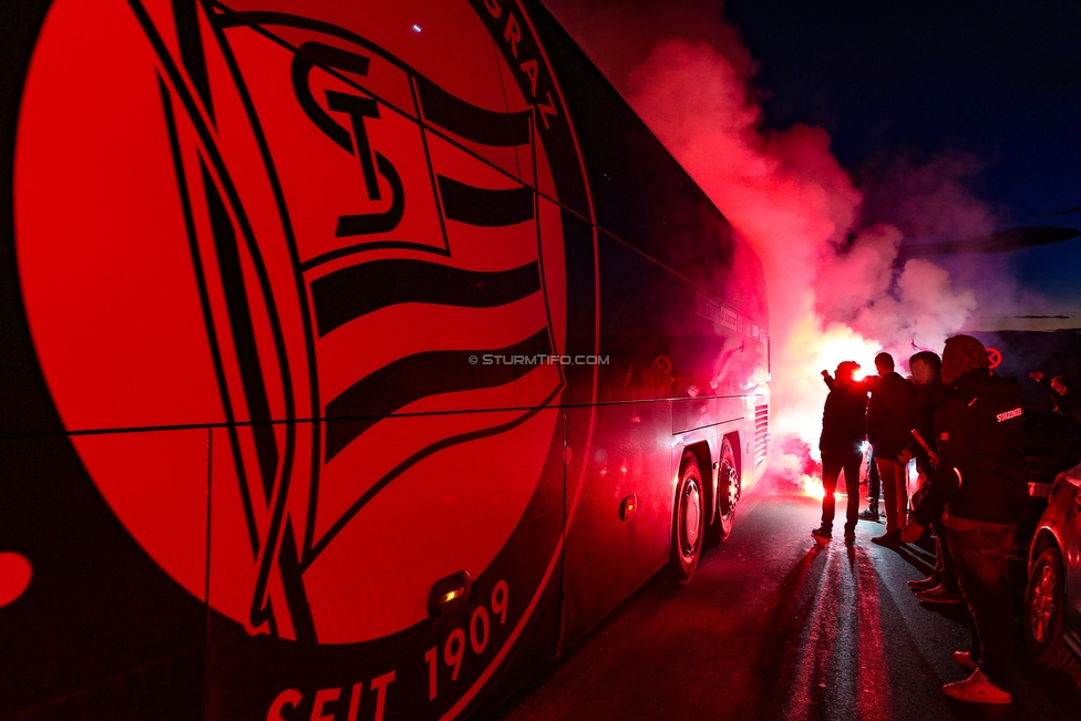 Vorbereichte Rapid Wien - Sturm Graz
Oesterreichische Fussball Bundesliga, 17. Runde, Vorberichte SK Rapid Wien - SK Sturm Graz, Trainingszentrum Messendorf, 08.12.2018. 

Foto zeigt Fans von Sturm bei der Verabschiedung vom Mannschaftsbus von Sturm
Schlüsselwörter: pyrotechnik