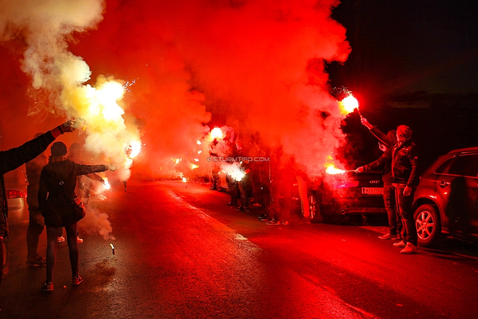 Vorbereichte Rapid Wien - Sturm Graz
Oesterreichische Fussball Bundesliga, 17. Runde, Vorberichte SK Rapid Wien - SK Sturm Graz, Trainingszentrum Messendorf, 08.12.2018. 

Foto zeigt Fans von Sturm bei der Verabschiedung vom Mannschaftsbus von Sturm
Schlüsselwörter: pyrotechnik