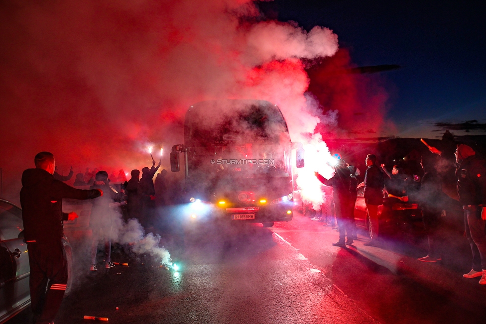 Vorbereichte Rapid Wien - Sturm Graz
Oesterreichische Fussball Bundesliga, 17. Runde, Vorberichte SK Rapid Wien - SK Sturm Graz, Trainingszentrum Messendorf, 08.12.2018. 

Foto zeigt Fans von Sturm bei der Verabschiedung vom Mannschaftsbus von Sturm
