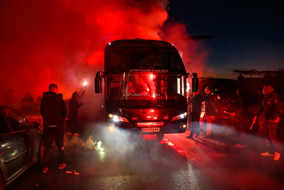 Vorbereichte Rapid Wien - Sturm Graz
Oesterreichische Fussball Bundesliga, 17. Runde, Vorberichte SK Rapid Wien - SK Sturm Graz, Trainingszentrum Messendorf, 08.12.2018. 

Foto zeigt Fans von Sturm bei der Verabschiedung vom Mannschaftsbus von Sturm
Schlüsselwörter: pyrotechnik