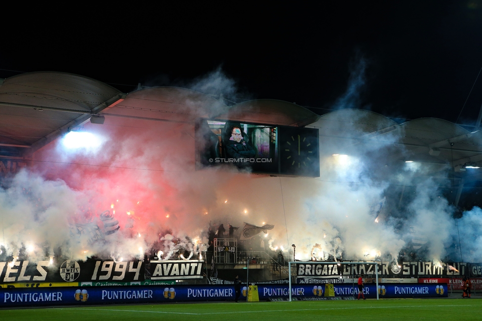 Sturm Graz - Admira Wacker
Oesterreichische Fussball Bundesliga, 18. Runde, SK Sturm Graz - FC Admira Wacker Moedling, Stadion Liebenau Graz, 15.12.2018. 

Foto zeigt Fans von Sturm
Schlüsselwörter: pyrotechnik