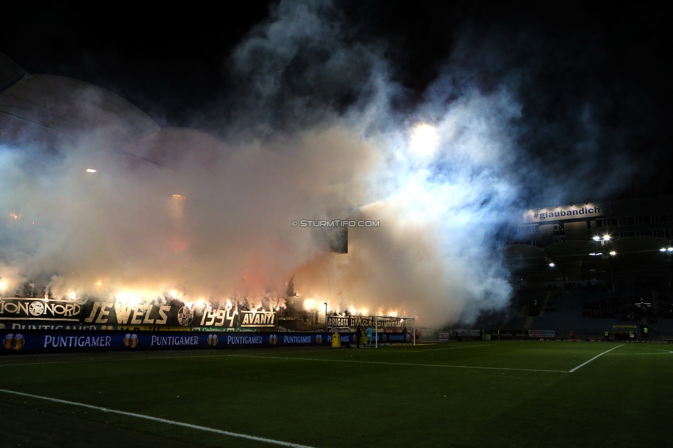 Sturm Graz - Admira Wacker
Oesterreichische Fussball Bundesliga, 18. Runde, SK Sturm Graz - FC Admira Wacker Moedling, Stadion Liebenau Graz, 15.12.2018. 

Foto zeigt Fans von Sturm
Schlüsselwörter: pyrotechnik