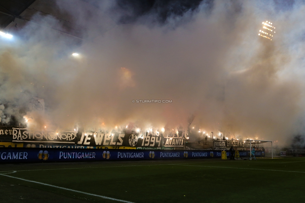 Sturm Graz - Admira Wacker
Oesterreichische Fussball Bundesliga, 18. Runde, SK Sturm Graz - FC Admira Wacker Moedling, Stadion Liebenau Graz, 15.12.2018. 

Foto zeigt Fans von Sturm
Schlüsselwörter: pyrotechnik