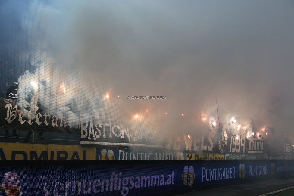 Sturm Graz - Admira Wacker
Oesterreichische Fussball Bundesliga, 18. Runde, SK Sturm Graz - FC Admira Wacker Moedling, Stadion Liebenau Graz, 15.12.2018. 

Foto zeigt Fans von Sturm
Schlüsselwörter: pyrotechnik