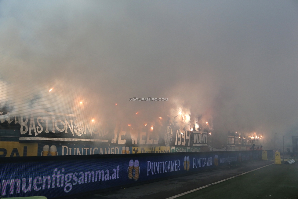 Sturm Graz - Admira Wacker
Oesterreichische Fussball Bundesliga, 18. Runde, SK Sturm Graz - FC Admira Wacker Moedling, Stadion Liebenau Graz, 15.12.2018. 

Foto zeigt Fans von Sturm
Schlüsselwörter: pyrotechnik