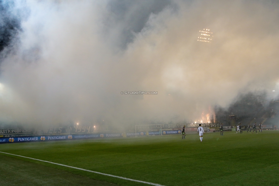 Sturm Graz - Admira Wacker
Oesterreichische Fussball Bundesliga, 18. Runde, SK Sturm Graz - FC Admira Wacker Moedling, Stadion Liebenau Graz, 15.12.2018. 

Foto zeigt Fans von Sturm
Schlüsselwörter: pyrotechnik