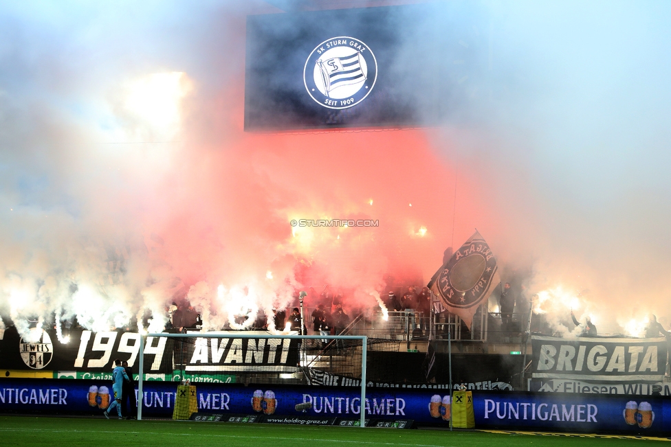 Sturm Graz - Admira Wacker
Oesterreichische Fussball Bundesliga, 18. Runde, SK Sturm Graz - FC Admira Wacker Moedling, Stadion Liebenau Graz, 15.12.2018. 

Foto zeigt Fans von Sturm
Schlüsselwörter: pyrotechnik