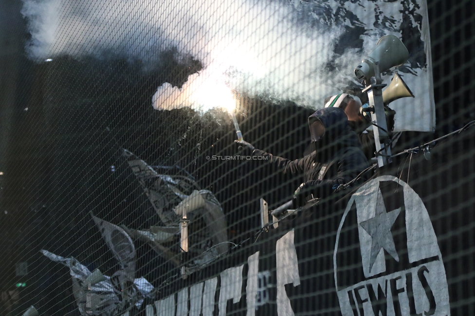 Sturm Graz - Admira Wacker
Oesterreichische Fussball Bundesliga, 18. Runde, SK Sturm Graz - FC Admira Wacker Moedling, Stadion Liebenau Graz, 15.12.2018. 

Foto zeigt Fans von Sturm
Schlüsselwörter: pyrotechnik