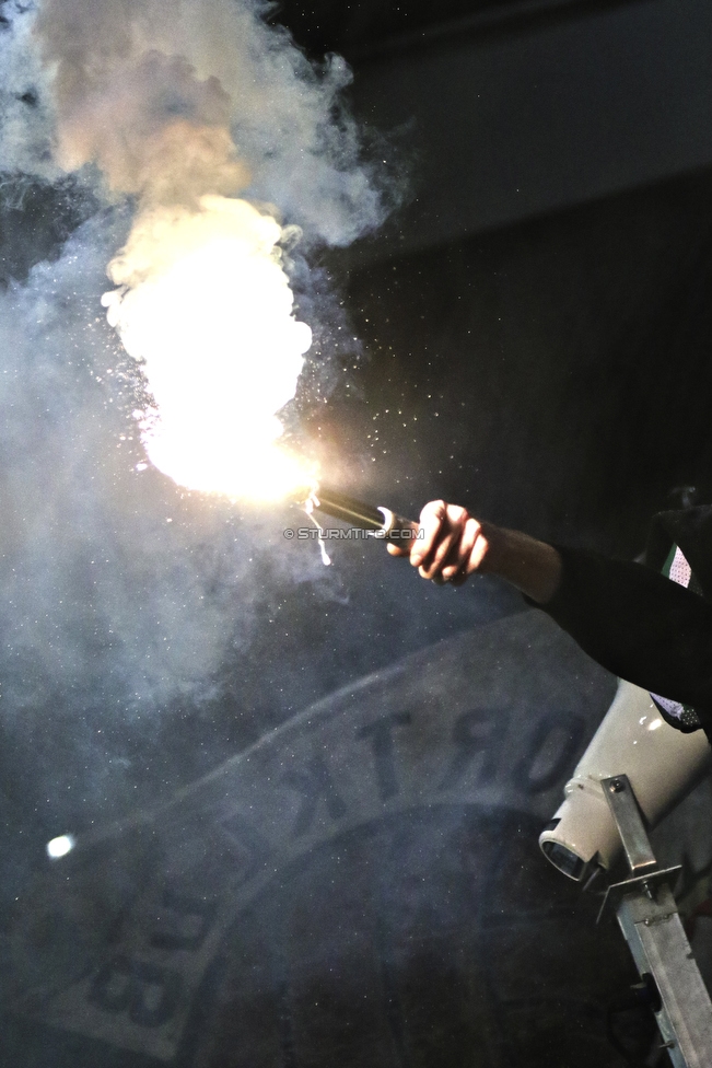 Sturm Graz - Admira Wacker
Oesterreichische Fussball Bundesliga, 18. Runde, SK Sturm Graz - FC Admira Wacker Moedling, Stadion Liebenau Graz, 15.12.2018. 

Foto zeigt Fans von Sturm
Schlüsselwörter: pyrotechnik