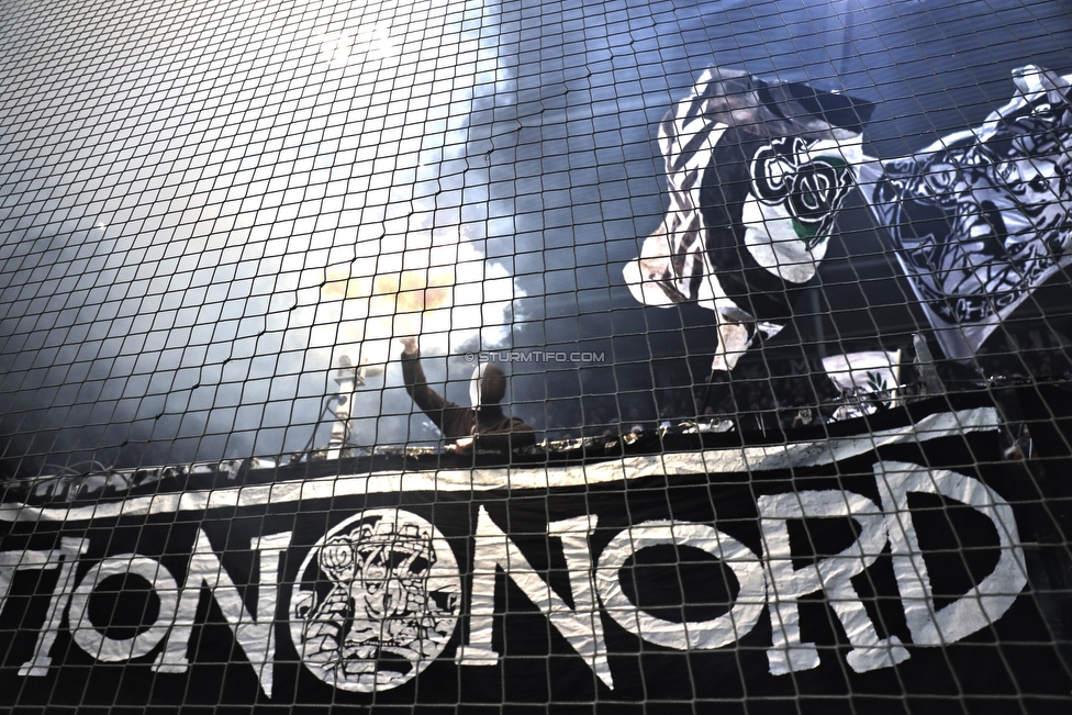 Sturm Graz - Admira Wacker
Oesterreichische Fussball Bundesliga, 18. Runde, SK Sturm Graz - FC Admira Wacker Moedling, Stadion Liebenau Graz, 15.12.2018. 

Foto zeigt Fans von Sturm
Schlüsselwörter: pyrotechnik