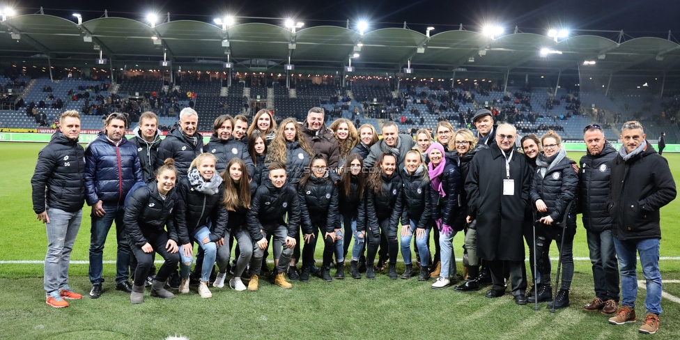 Sturm Graz - Admira Wacker
Oesterreichische Fussball Bundesliga, 18. Runde, SK Sturm Graz - FC Admira Wacker Moedling, Stadion Liebenau Graz, 15.12.2018. 

Foto zeigt die Mannschaft der Sturm Damen und Christian Jauk (Praesident Sturm)
Schlüsselwörter: pyrotechnik