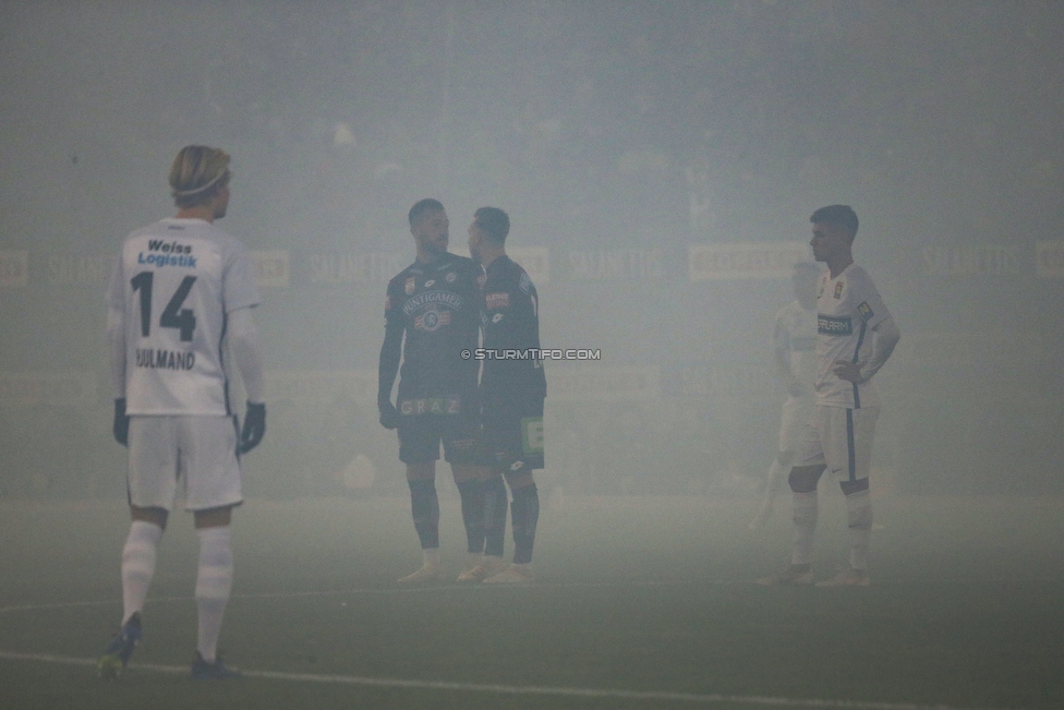 Sturm Graz - Admira Wacker
Oesterreichische Fussball Bundesliga, 18. Runde, SK Sturm Graz - FC Admira Wacker Moedling, Stadion Liebenau Graz, 15.12.2018. 

Foto zeigt Christoph Monschein (Admira), Peter Zulj (Sturm) und Sandi Lovric (Sturm)
Schlüsselwörter: pyrotechnik