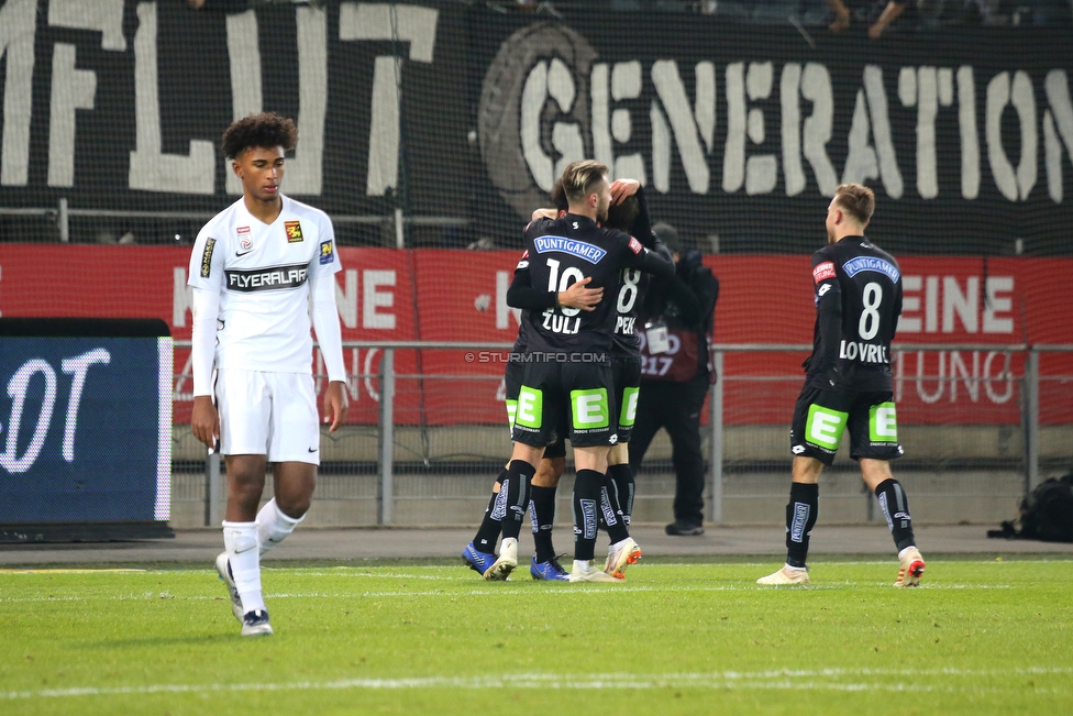 Sturm Graz - Admira Wacker
Oesterreichische Fussball Bundesliga, 18. Runde, SK Sturm Graz - FC Admira Wacker Moedling, Stadion Liebenau Graz, 15.12.2018. 

Foto zeigt Emanuel Aiwu (Admira), Peter Zulj (Sturm), Philipp Huspek (Sturm) und Sandi Lovric (Sturm)
Schlüsselwörter: torjubel