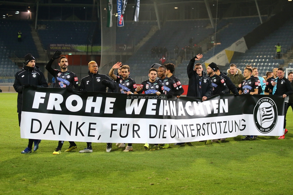 Sturm Graz - Admira Wacker
Oesterreichische Fussball Bundesliga, 18. Runde, SK Sturm Graz - FC Admira Wacker Moedling, Stadion Liebenau Graz, 15.12.2018. 

Foto zeigt die Mannschaft von Sturm mit einem Spruchband
