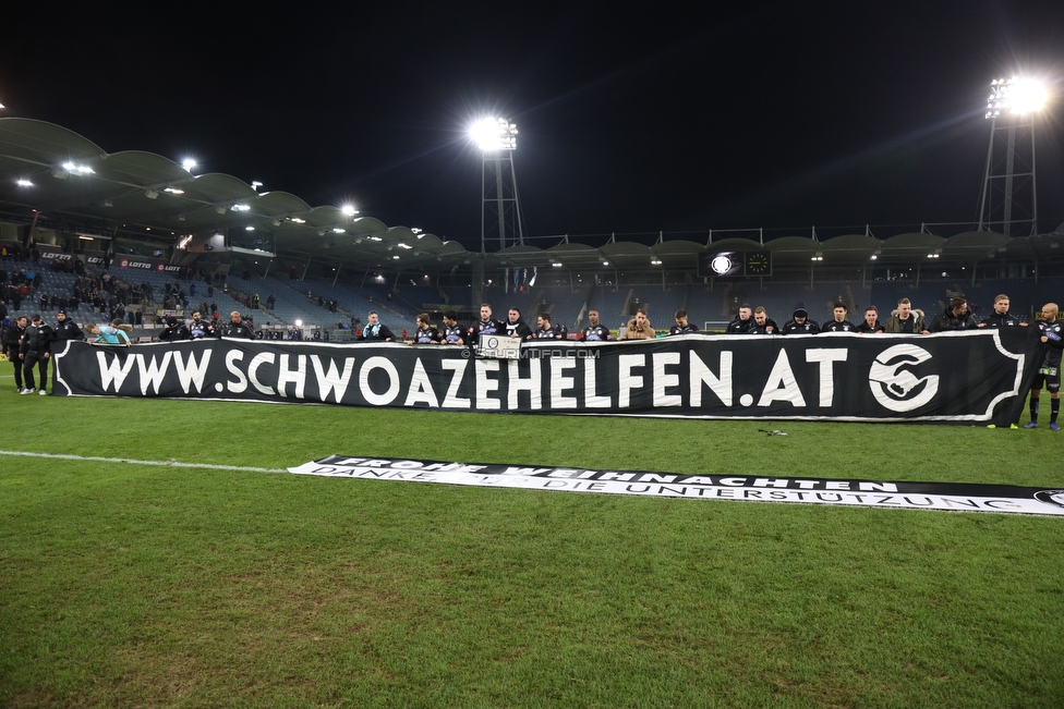 Sturm Graz - Admira Wacker
Oesterreichische Fussball Bundesliga, 18. Runde, SK Sturm Graz - FC Admira Wacker Moedling, Stadion Liebenau Graz, 15.12.2018. 

Foto zeigt die Mannschaft von Sturm und Fans von Sturm mit einem Spruchband fuer Schwoaze Helfen
