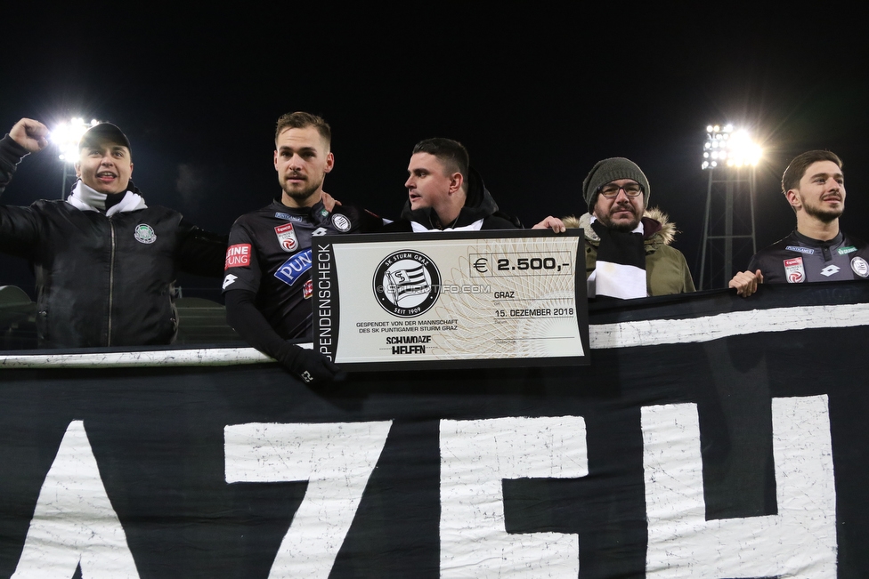 Sturm Graz - Admira Wacker
Oesterreichische Fussball Bundesliga, 18. Runde, SK Sturm Graz - FC Admira Wacker Moedling, Stadion Liebenau Graz, 15.12.2018. 

Foto zeigt Lukas Spendlhofer (Sturm) und das Team von Schwoaze Helfen mit einem Spendenscheck
