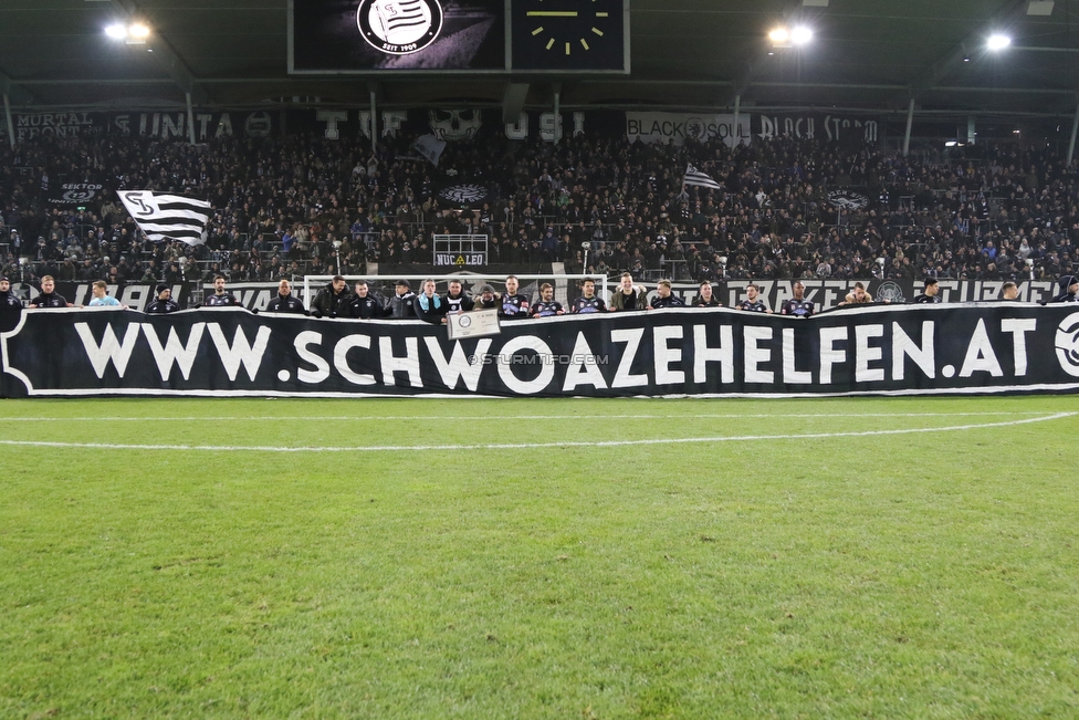 Sturm Graz - Admira Wacker
Oesterreichische Fussball Bundesliga, 18. Runde, SK Sturm Graz - FC Admira Wacker Moedling, Stadion Liebenau Graz, 15.12.2018. 

Foto zeigt die Mannschaft von Sturm und Fans von Sturm mit einem Spruchband fuer Schwoaze Helfen
