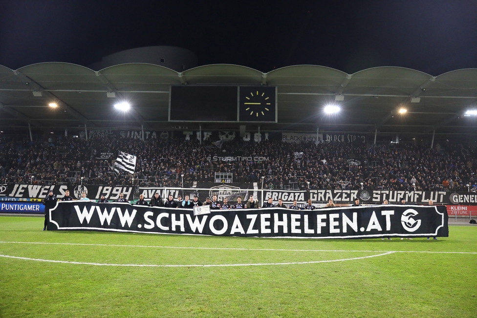 Sturm Graz - Admira Wacker
Oesterreichische Fussball Bundesliga, 18. Runde, SK Sturm Graz - FC Admira Wacker Moedling, Stadion Liebenau Graz, 15.12.2018. 

Foto zeigt die Mannschaft von Sturm mit einem Spruchband fuer Schwoaze Helfen
