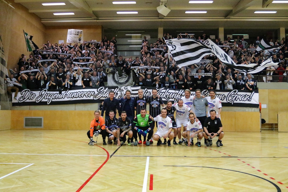 9. Sturm Nachwuchscup
SK Sturm Graz Nachwuchscup, ASVOE Halle Graz, 05.01.2019.

Foto zeigt die Legendenmannschaft von Sturm mit Franco Foda (Cheftrainer Oesterreich) und Fans von Sturm
