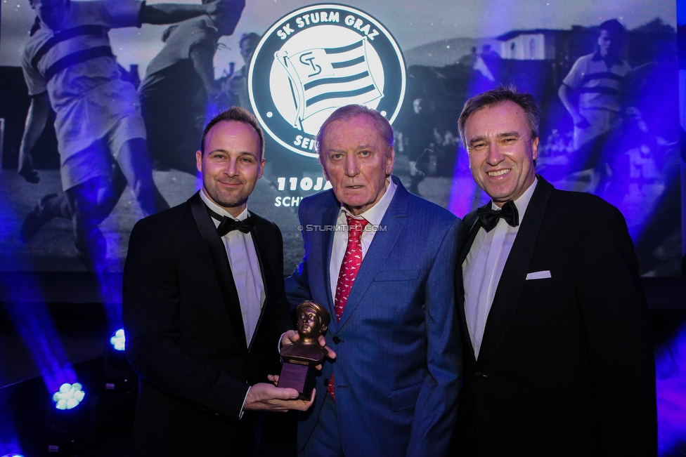 110 Jahre Gala Sturm
110 Jahre SK Sturm Graz Gala, Seifenfabrik Graz, 17.01.2019.

Foto zeigt Thomas Tebbich (wirtsch. Geschaeftsfuehrer Sturm), Ivica Osim (ehem. Trainer Sturm) und Christian Jauk (Praesident Sturm) mit einer Bueste von Fritz Longin (Gruender Sturm)
