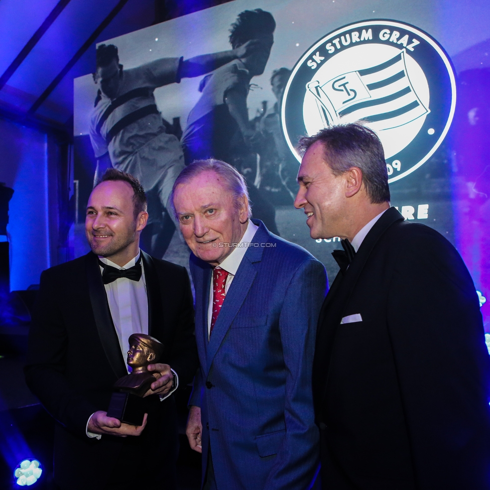 110 Jahre Gala Sturm
110 Jahre SK Sturm Graz Gala, Seifenfabrik Graz, 17.01.2019.

Foto zeigt Thomas Tebbich (wirtsch. Geschaeftsfuehrer Sturm), Ivica Osim (ehem. Trainer Sturm) und Christian Jauk (Praesident Sturm) mit einer Bueste von Fritz Longin (Gruender Sturm)
