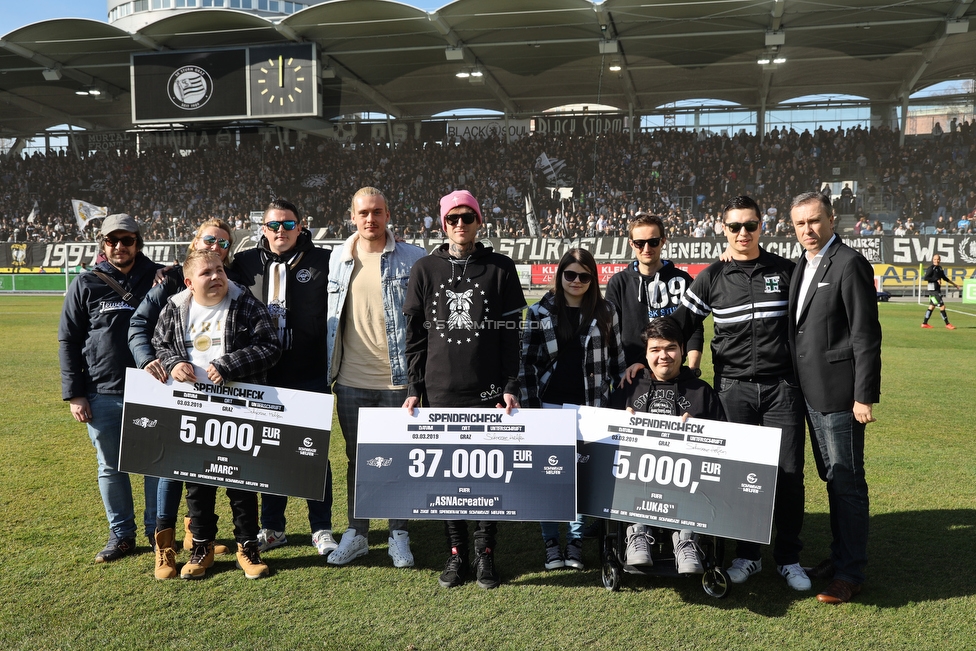 Sturm Graz - LASK
Oesterreichische Fussball Bundesliga, 20. Runde, SK Sturm Graz - LASK, Stadion Liebenau Graz, 03.03.2019. 

Foto zeigt die Spendenuebergabe von Schwoaze Helfen und Christian Jauk (Praesident Sturm)
