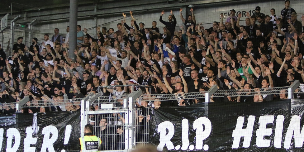 LASK - Sturm Graz
Oesterreichische Fussball Bundesliga, 27. Runde, LASK - SK Sturm Graz, Waldstadion Pasching, 24.04.2019. 

Foto zeigt Fans von Sturm mit einem Spruchband
