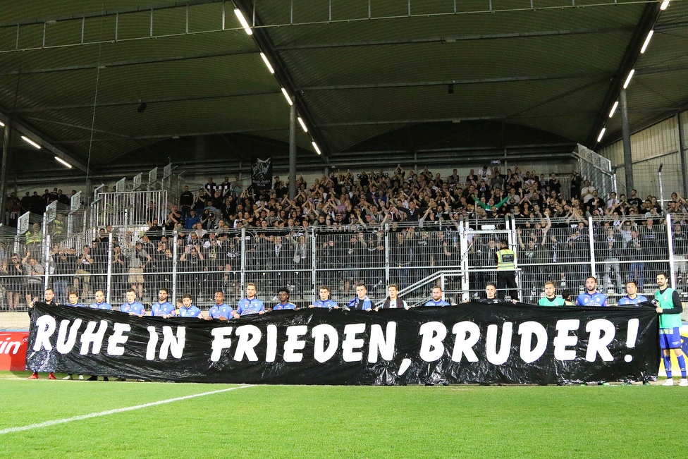 LASK - Sturm Graz
Oesterreichische Fussball Bundesliga, 27. Runde, LASK - SK Sturm Graz, Waldstadion Pasching, 24.04.2019. 

Foto zeigt die Mannschaft von Sturm und Fans von Sturm mit einem Spruchband
