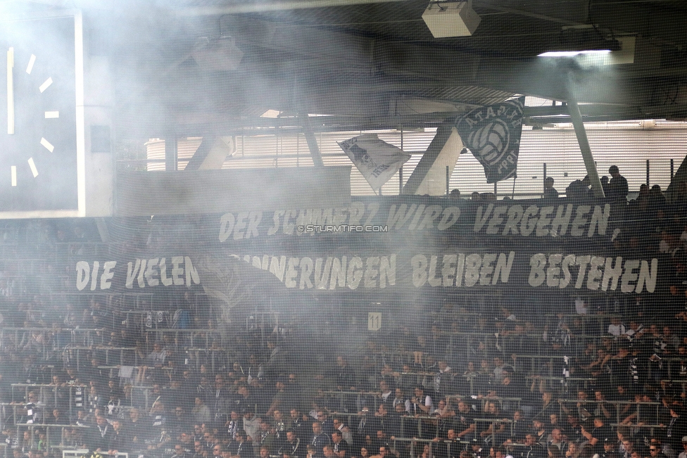 Sturm Graz - LASK
Oesterreichische Fussball Bundesliga, 28. Runde, SK Sturm Graz - LASK, Stadion Liebenau Graz, 28.04.2019. 

Foto zeigt den Trauerflor der Nordkurve mit einem Spruchband
