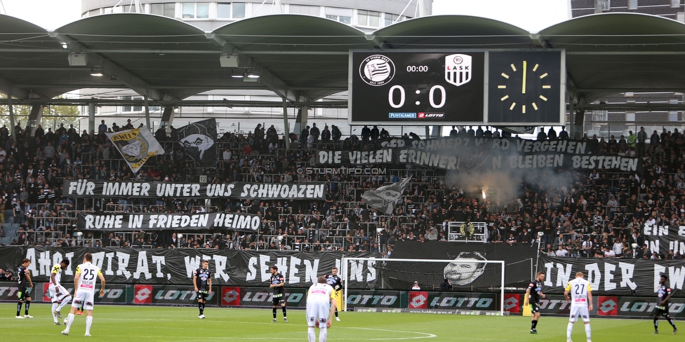 Sturm Graz - LASK
Oesterreichische Fussball Bundesliga, 28. Runde, SK Sturm Graz - LASK, Stadion Liebenau Graz, 28.04.2019. 

Foto zeigt die Nordkurve im Trauerflor und Spruchbaender
Schlüsselwörter: pyrotechnik