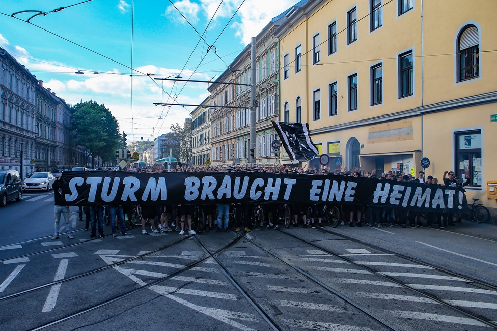 110 Jahre Sturm
110 Jahre SK Sturm Graz, Augarten Graz, 01.05.2019.

Foto zeigt Fans von Sturm beim Corteo mit einem Spruchband
