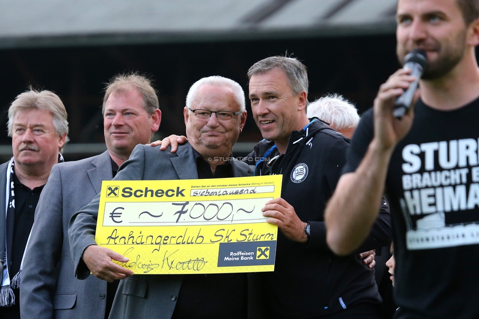 110 Jahre Sturm
110 Jahre SK Sturm Graz, Gruabn Graz, 01.05.2019.

Foto zeigt Ludwig Krentl (ehem. Stadionsprecher Sturm) und Christian Jauk (Praesident Sturm) bei einer Scheckuebgergabe
