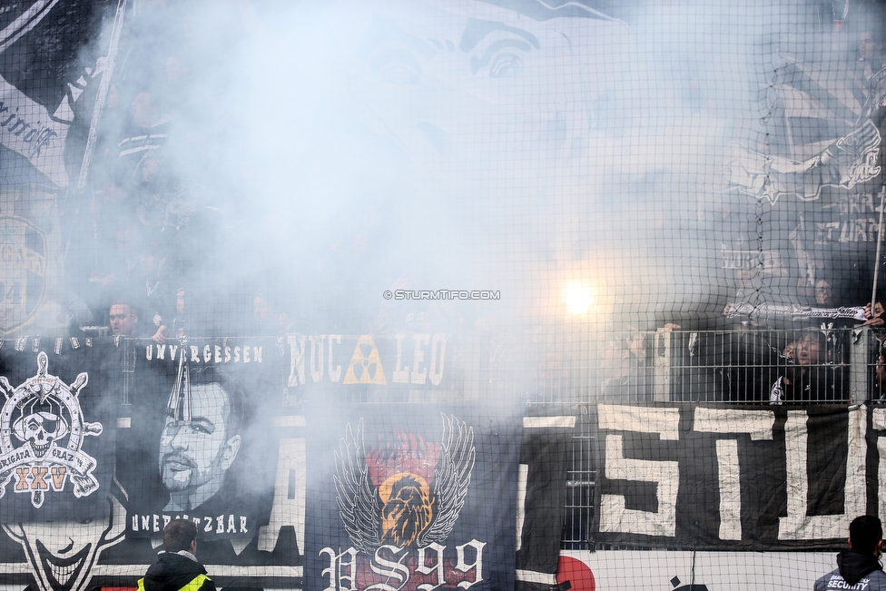 St. Poelten - Sturm Graz
Oesterreichische Fussball Bundesliga, 29. Runde, SKN St. Poelten - SK Sturm Graz, Arena St. Poelten, 05.05.2019. 

Foto zeigt Fans von Sturm
Schlüsselwörter: pyrotechnik