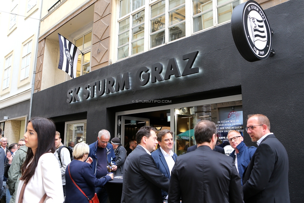 Buchpraesentation 100 Jahre Gruabn
Buchpraesentation 100 Jahre Gruabn, SK Sturm Fanshop Graz, 10.05.2019.

Foto zeigt eine Aussenansicht vom Sturm Fanshop
