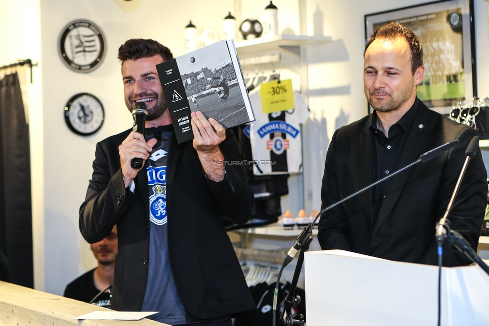 Buchpraesentation 100 Jahre Gruabn
Buchpraesentation 100 Jahre Gruabn, SK Sturm Fanshop Graz, 10.05.2019.

Foto zeigt Thomas Seidl (Stadionsprecher Sturm) und Thomas Tebbich (wirtsch. Geschaeftsfuehrer Sturm)
