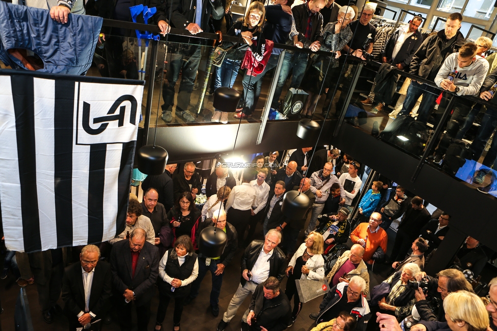 Buchpraesentation 100 Jahre Gruabn
Buchpraesentation 100 Jahre Gruabn, SK Sturm Fanshop Graz, 10.05.2019.

Foto zeigt Besucher
