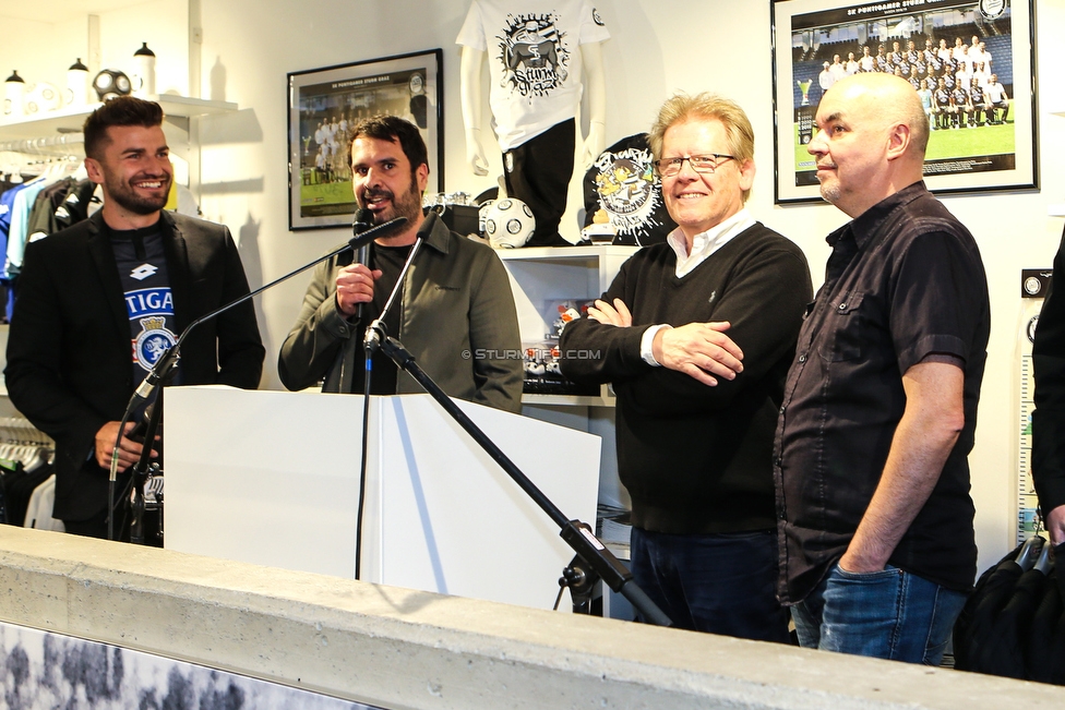 Buchpraesentation 100 Jahre Gruabn
Buchpraesentation 100 Jahre Gruabn, SK Sturm Fanshop Graz, 10.05.2019.

Foto zeigt Thomas Seidl (Stadionsprecher Sturm), Christian Wiedner (Satz und Saetze), Herbert Troger (Vorstand Sturm) und Martin Behr (Autor)
