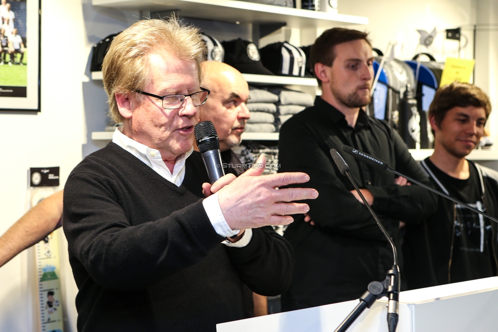 Buchpraesentation 100 Jahre Gruabn
Buchpraesentation 100 Jahre Gruabn, SK Sturm Fanshop Graz, 10.05.2019.

Foto zeigt Herbert Troger (Vorstand Sturm) und Martin Behr (Autor)
