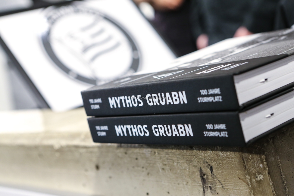 Buchpraesentation 100 Jahre Gruabn
Buchpraesentation 100 Jahre Gruabn, SK Sturm Fanshop Graz, 10.05.2019.

Foto zeigt ein Feature mit dem Gruabn Buch
