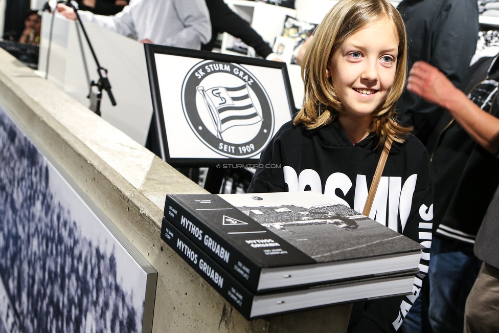 Buchpraesentation 100 Jahre Gruabn
Buchpraesentation 100 Jahre Gruabn, SK Sturm Fanshop Graz, 10.05.2019.

Foto zeigt ein Feature mit dem Gruabn Buch und einen Fan von Sturm
