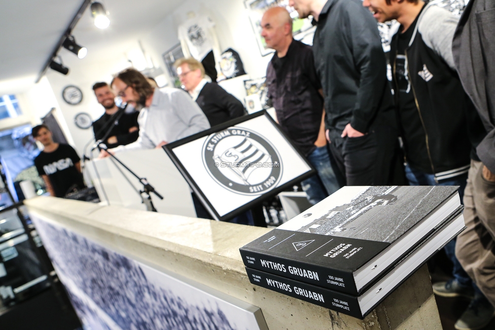 Buchpraesentation 100 Jahre Gruabn
Buchpraesentation 100 Jahre Gruabn, SK Sturm Fanshop Graz, 10.05.2019.

Foto zeigt ein Feature mit dem Gruabn Buch
