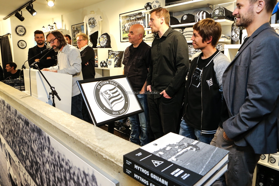 Buchpraesentation 100 Jahre Gruabn
Buchpraesentation 100 Jahre Gruabn, SK Sturm Fanshop Graz, 10.05.2019.

Foto zeigt Thomas Seidl (Stadionsprecher Sturm), Helmut Koepping (Regisseur), Herbert Troger (Vorstand Sturm) und Martin Behr (Autor)
