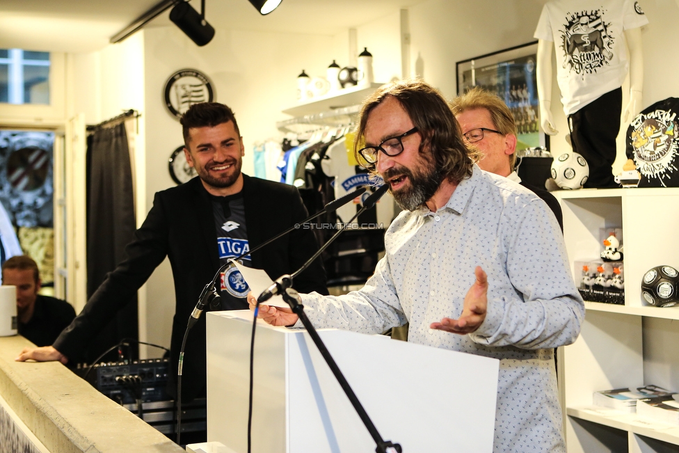 Buchpraesentation 100 Jahre Gruabn
Buchpraesentation 100 Jahre Gruabn, SK Sturm Fanshop Graz, 10.05.2019.

Foto zeigt Thomas Seidl (Stadionsprecher Sturm) und Helmut Koepping (Regisseur)
