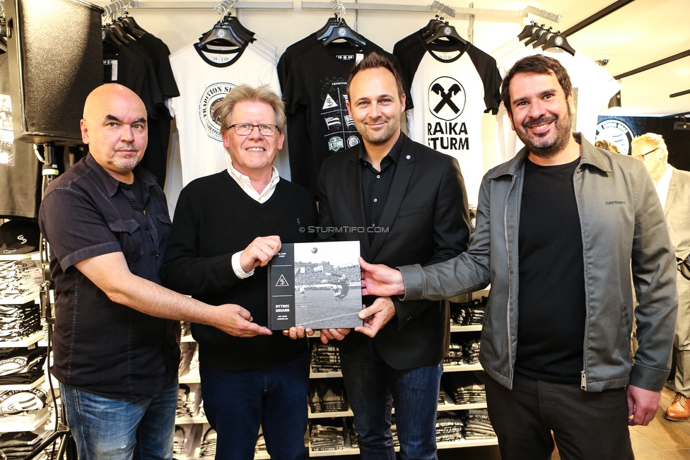 Buchpraesentation 100 Jahre Gruabn
Buchpraesentation 100 Jahre Gruabn, SK Sturm Fanshop Graz, 10.05.2019.

Foto zeigt Martin Behr (Autor), Herbert Troger (Vorstand Sturm), Thomas Tebbich (wirtsch. Geschaeftsfuehrer Sturm) und Christian Wiedner (Satz und Saetze)
